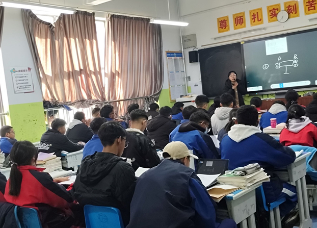 运用中平均每节课要进行4-5次的有效互动和数据反馈