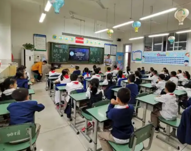 守护教育公正以标准办学守住公正底线应聚集大众关心